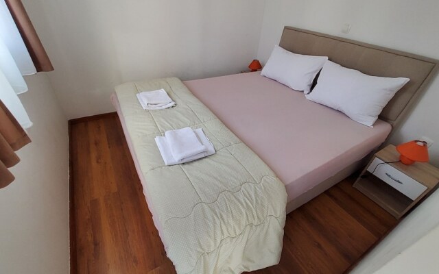 Self Contained 4 Sleeper Apartment in Split