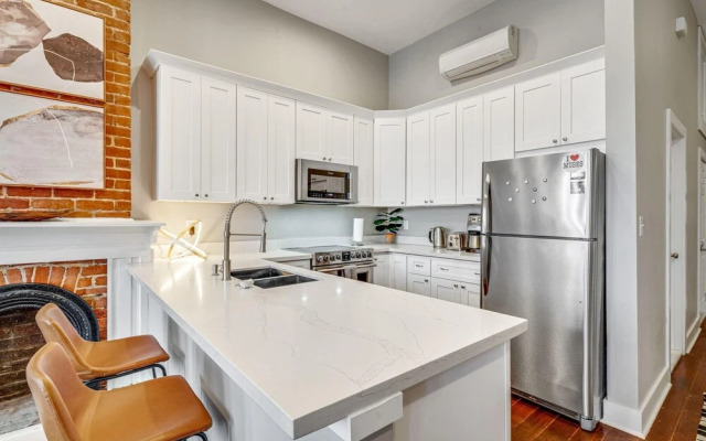 Luxurious Lower Garden District Condo w/ Balcony!