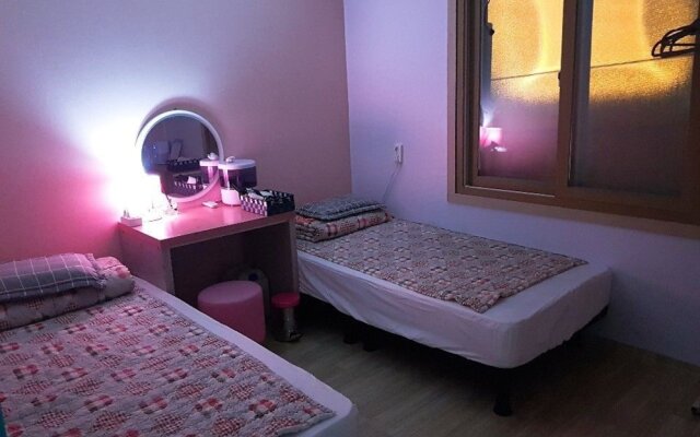 Across the Street Guesthouse - Hostel