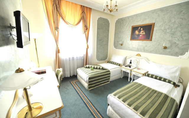 Queen's Astoria Design