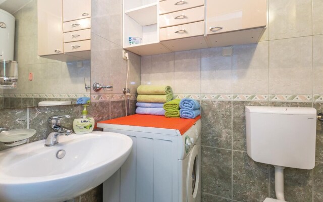 Nice Home in Makarska With Wifi and 2 Bedrooms