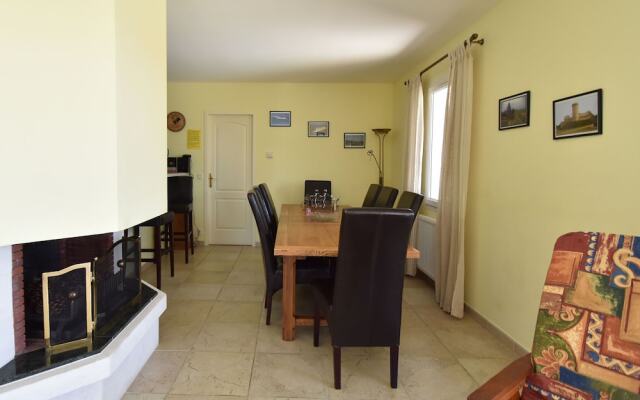 Spacious Villa Near Villemoustaussou With Pool
