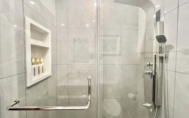 Upgraded Rooms with Bath 7-min to Subway Near Downsview Rogers Stadium