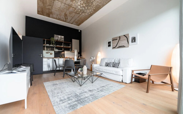 Designer 1BR Apartment with Pool & Prkg