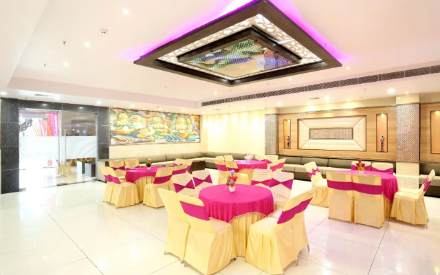 OYO 16827 Hotel Grand M Lajjo