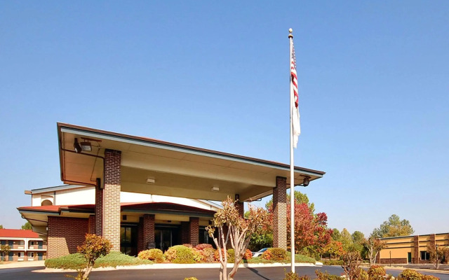 Econo Lodge Inn & Suites