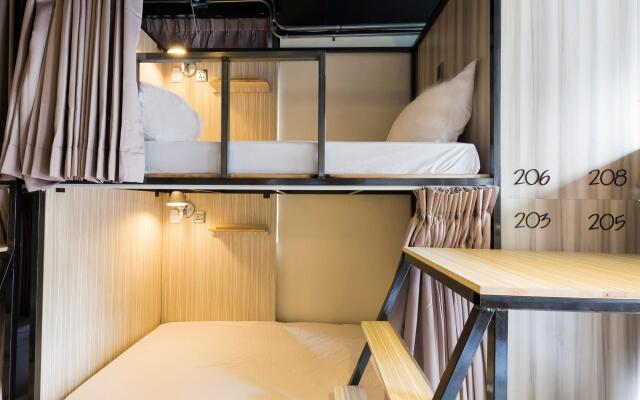 Corner Hostel & Cafe