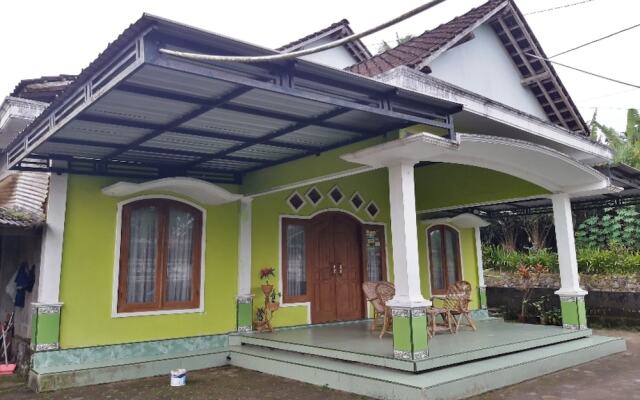 OYO Homes 91083 Desa Wisata Plosokuning Syariah