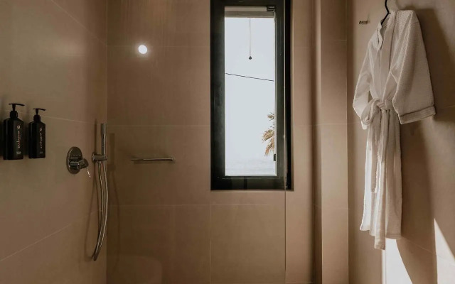 Ostrako Beachside Suites