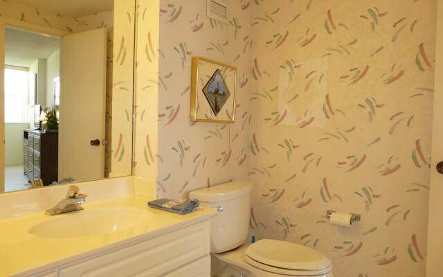 Cozy Beachfront Condo With Pool and Tennis Courts