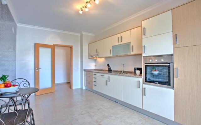 Central Lagos Spacious Apartment by Ideal Homes