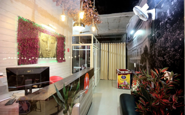 OYO 13368 Hotel Gold Star