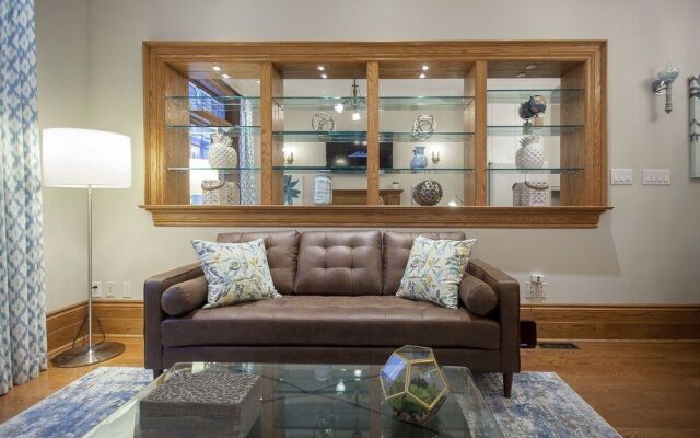 Spacious 1BR - King Bed and Terrace