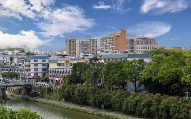 Baoting Xinghe Boutique Hotel