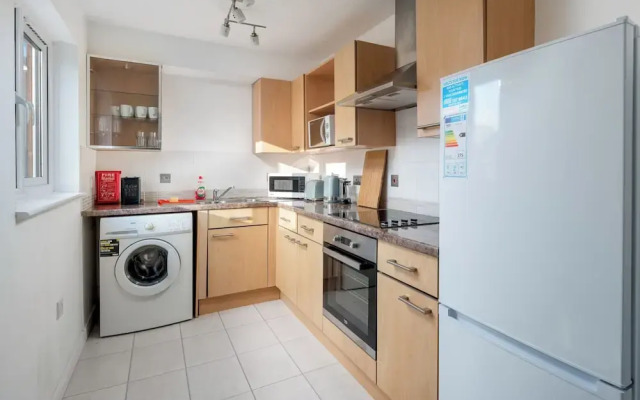 Spacious 1 Bedroom Apartment w/ Parking in Crawley