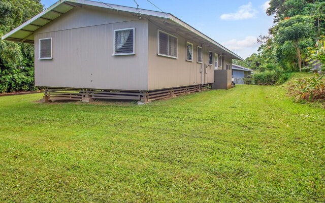 Stay On The Scenic Route! 7 Min Drive To Hilo 3 Bedroom Home by Redawning