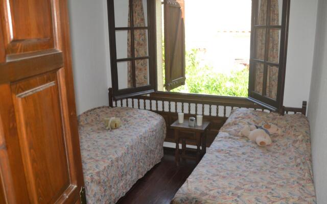 Cozy Holiday Home in L'Estartit with Swimming Pool