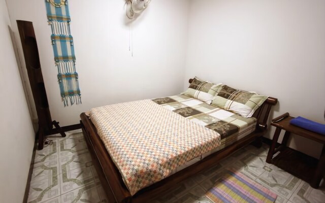 Be Beez Cafe and Guesthouse