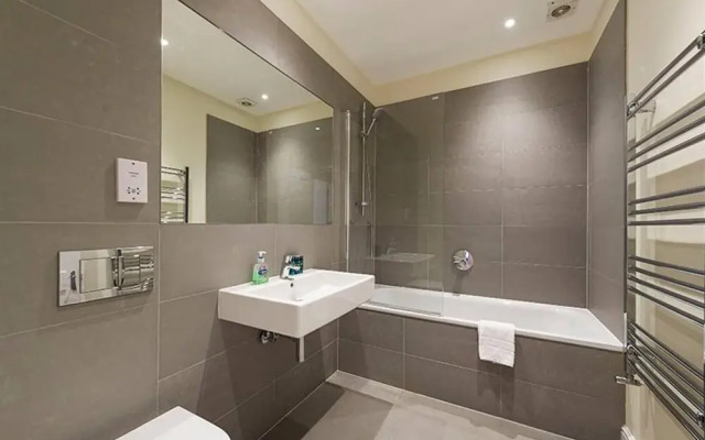 Bright Three Bedroom Apartment in Hammersmith, London