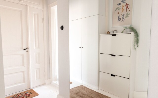 2ndhomes Deluxe 2BR Top Floor Apartment