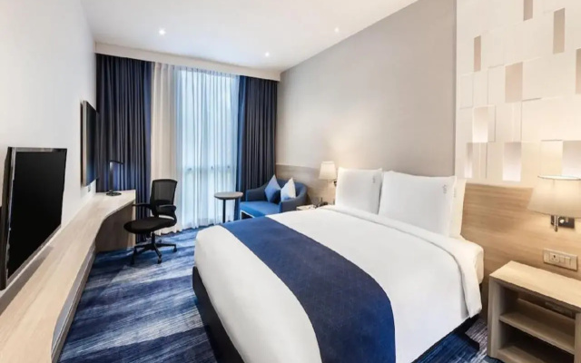 Holiday Inn Express Bangkok Soi Soonvijai by IHG