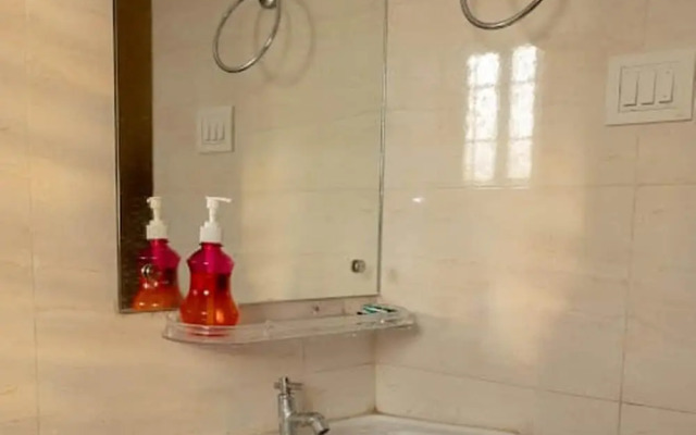 Malini Homes - Food & Lodging