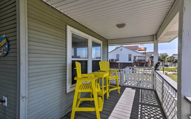 Walk to Galveston Beach: Pet-friendly Home