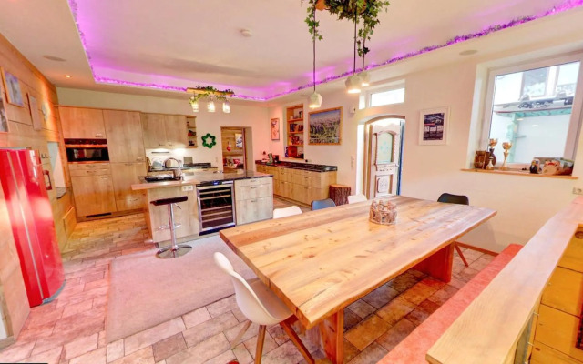 DMG - 'Large, Luxurious Ground Floor' Apartment