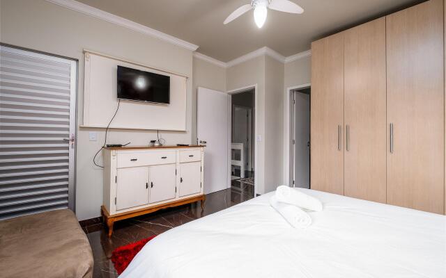 Linda casa de 2 andares c/churrasq RJG011