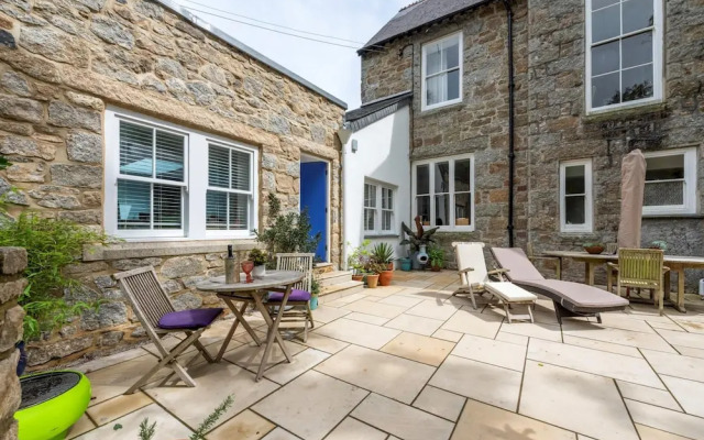 The Vicarage Newlyn 1 Bed River View Parking