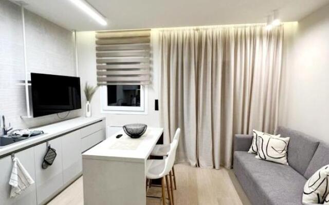 8 Blocks Apartments 4B