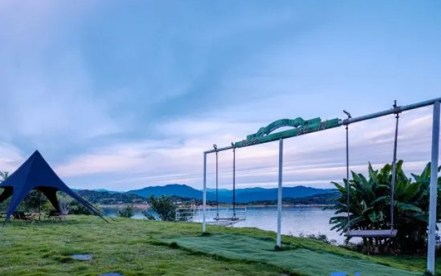 The mountain and the water embrace the Pleasant Bay Homestay