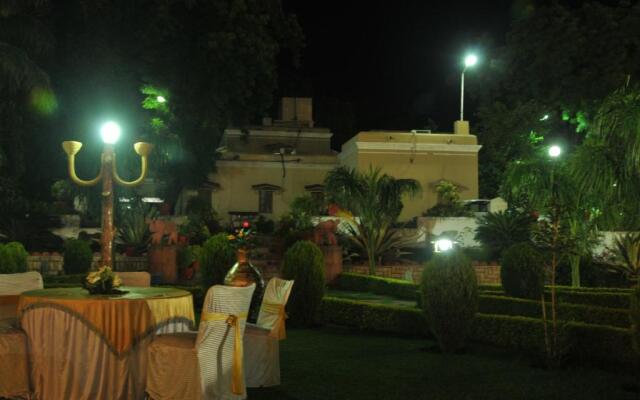 Jhansi Hotel