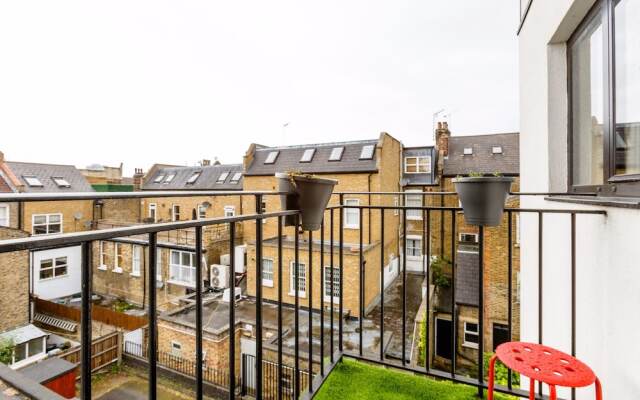 Central Flat in Londons Battersea Sleeps 6