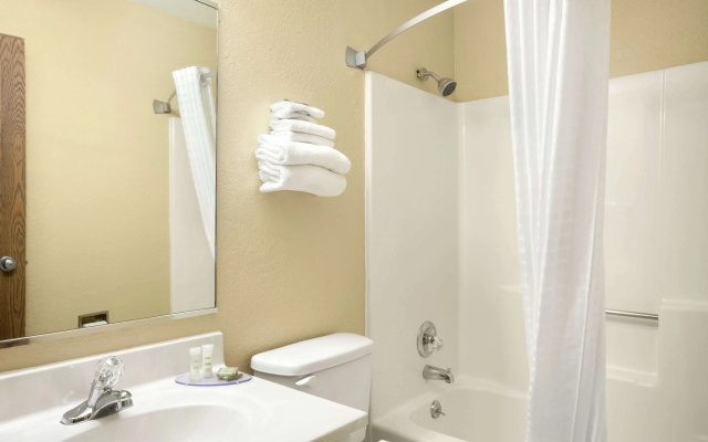 Super 8 by Wyndham Fairview Heights-St. Louis