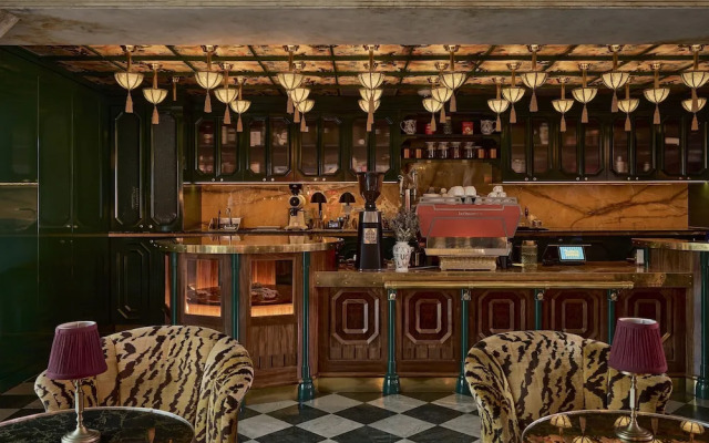 Lafayette Hotel & Club