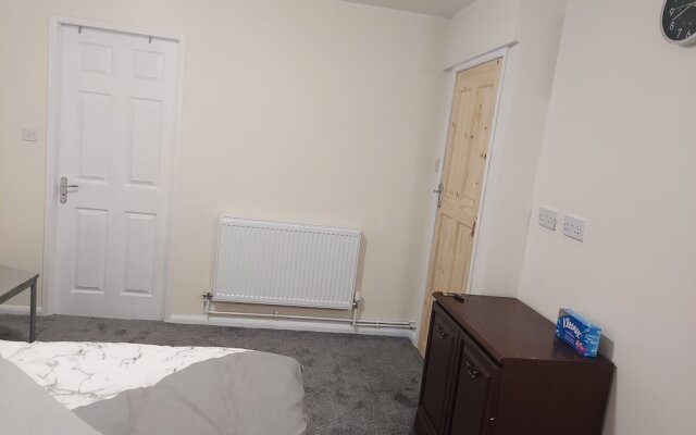 2-beds Studio Located in Parkgate Rotherham