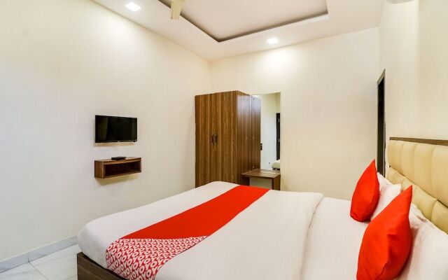 OYO 28789 Hotel Adarsh