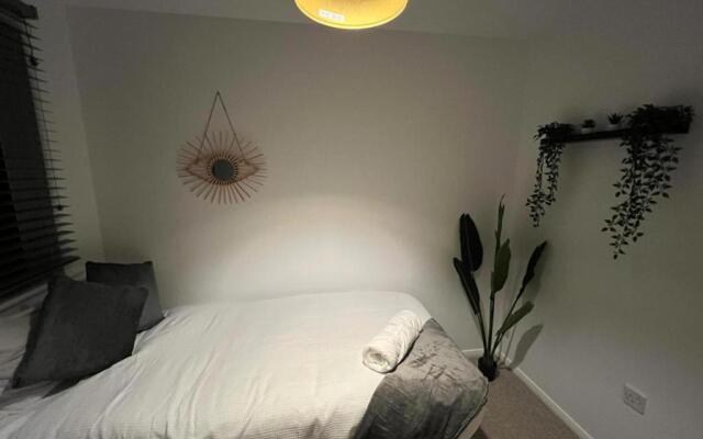 Impeccable 2-bed Apartment in Grays, London