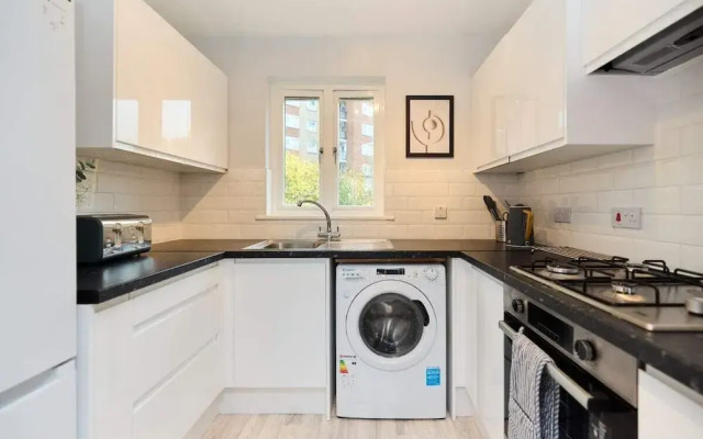 The Isleworth Place - Stunning 1bdr Flat With Balcony