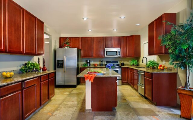 Backyard Playground! Golf Sport Court & Hot Tub!