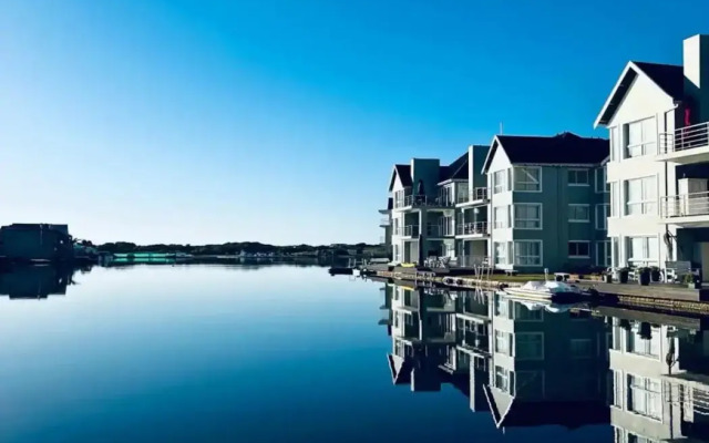 Water Views Apartment