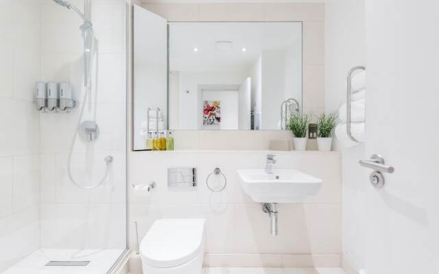 Large Windsor Apartment Free Parking Single or King Beds