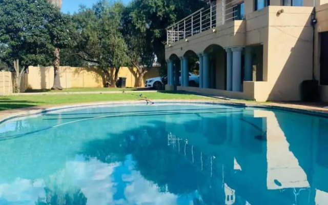 Selina Airport Lodge #Emzini