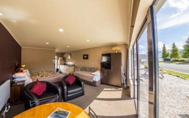 Lakefront Lodge
