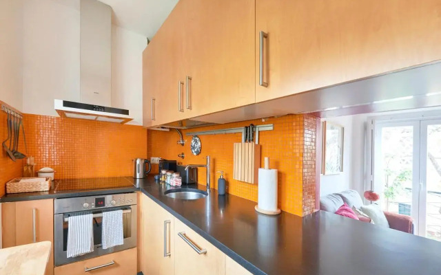 Sunny Renovated Apt With AC, By TimeCooler