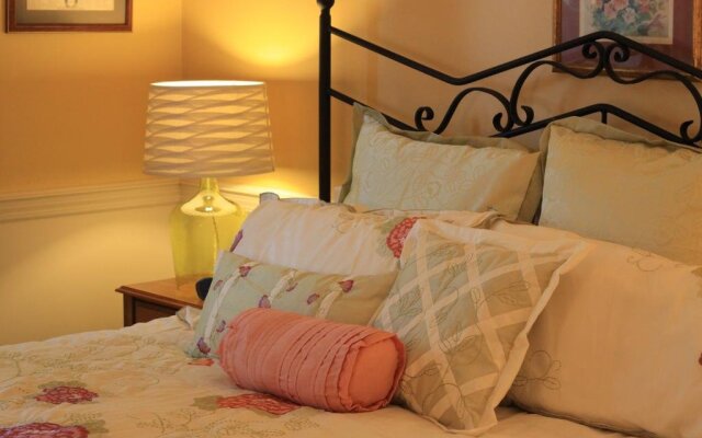 Edgewater Inn & Riverside Grill