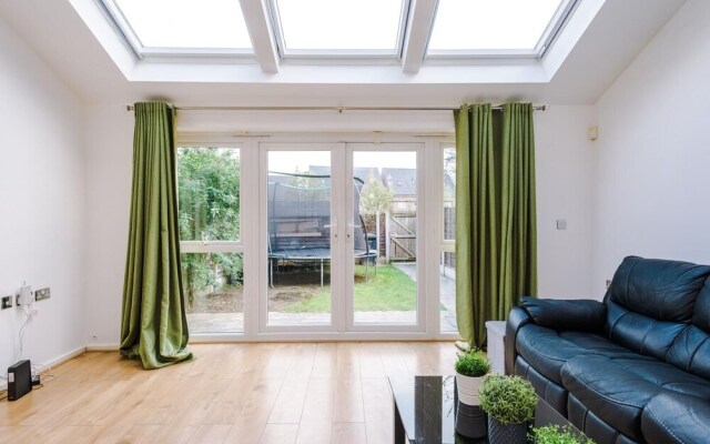 Beautiful 3-bed House in Salford,