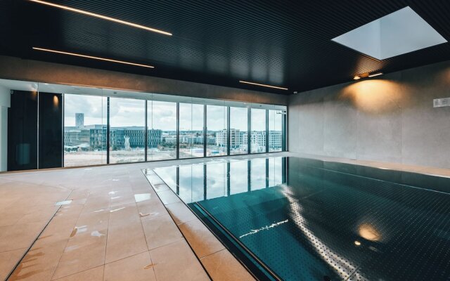 Stylish Luxurious Apt w Pool & Gym ID214