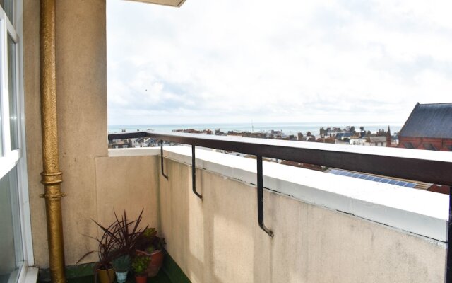 2 Bedroom Flat With Balcony Overlooking the Sea